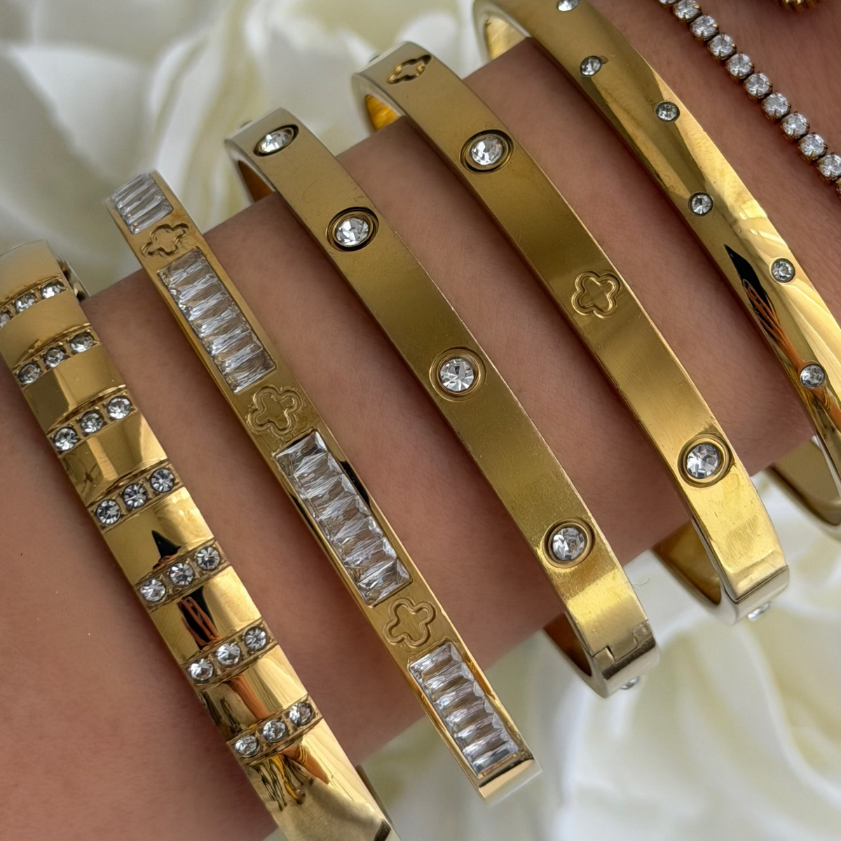 Evry Jewels Lucky Glow Bangle