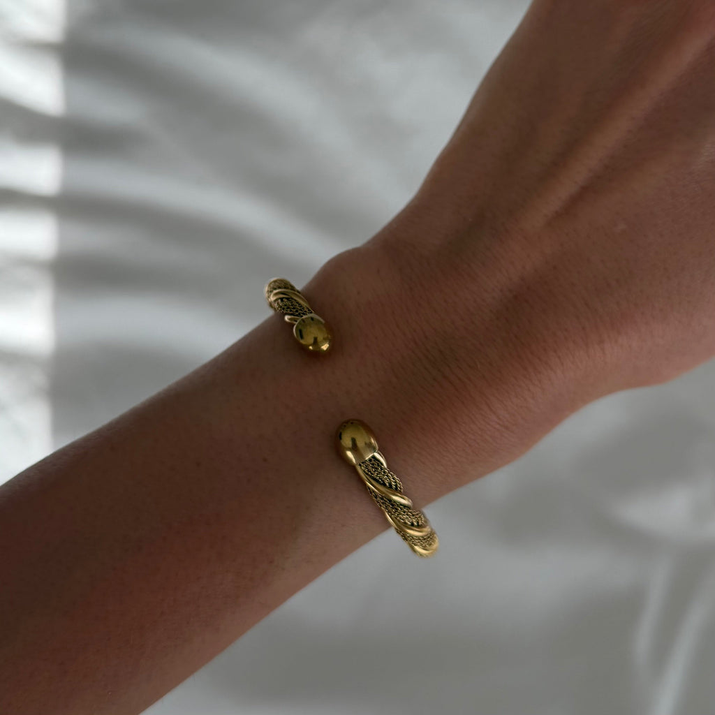Evry Jewels Twist & Turn Bangle