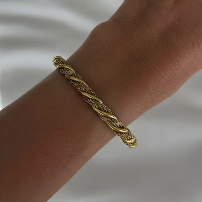 Evry Jewels Twist & Turn Bangle